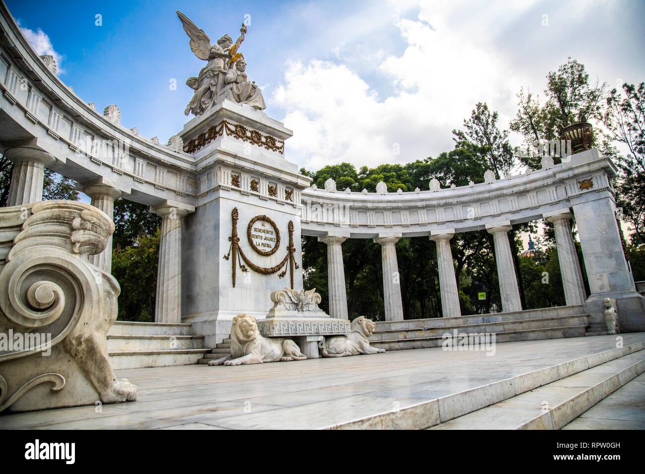 Hemicycle to Juárez, located in the Alameda Central of the Historic Center of Mexico City. Honors former Mexican president Benito Juárez cenotaph. Marble architecture White color. (Photo: Luis Gutierrez / NortePhoto.com)   Hemiciclo a Juárez, ubicado en la Alameda Central del Centro Histórico de la Ciudad de México. Honra al expresidente mexicano Benito Juárez cenotafio. Arquitectura de marmol. color blanco.  (Foto: Luis Gutierrez / NortePhoto.com) Stock Photo