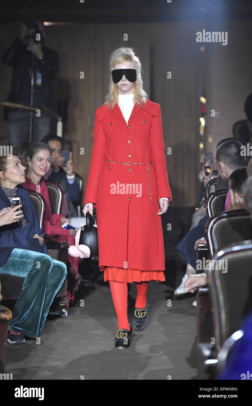 MILAN, ITALIE - 23 SEPTEMBRE 2022: Femme avec sac Gucci marron avec motif  de logo avant le défilé de mode Gucci, Milan Fashion week Street style  Photo Stock - Alamy