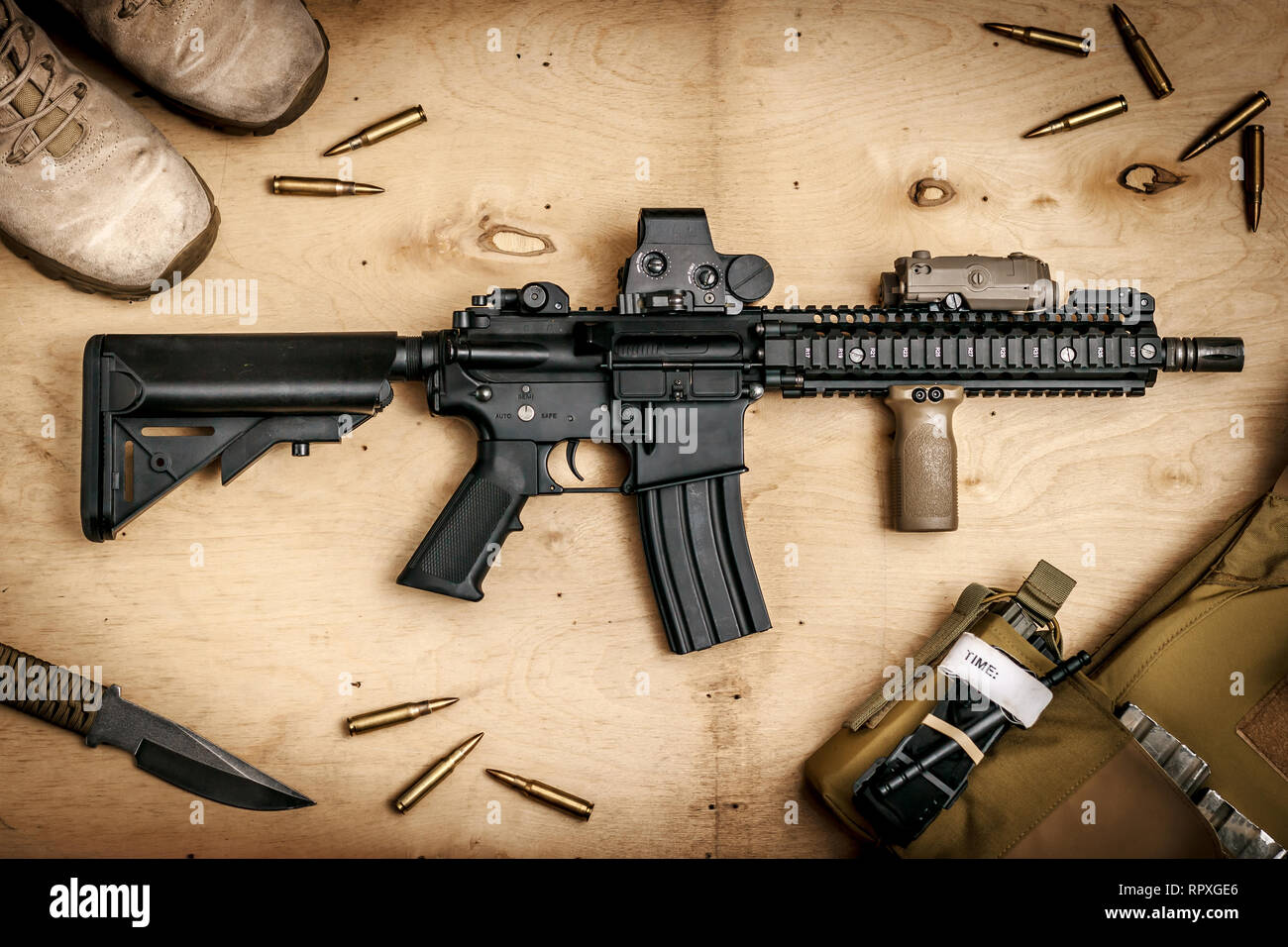 assault rifle and bullets on the wooden table Stock Photo - Alamy