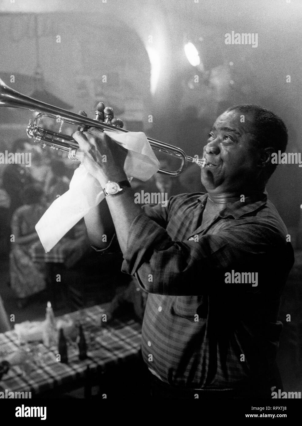 Jazz-Trompeter LOUIS ARMSTRONG in einer Filmszene: 'Auf Wiedersehen', BRD 1961. Stock Photo