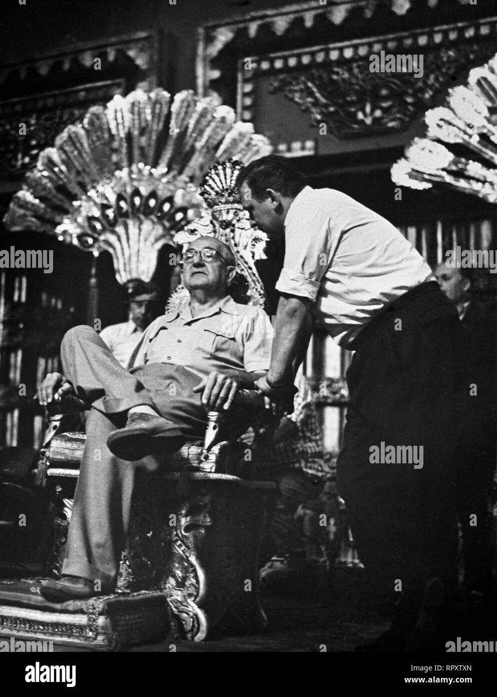DAS INDISCHE GRABMAL D/F/Italy 1959 Fritz Lang Regisseur FRITZ LANG (sitzend) am Set. Stock Photo