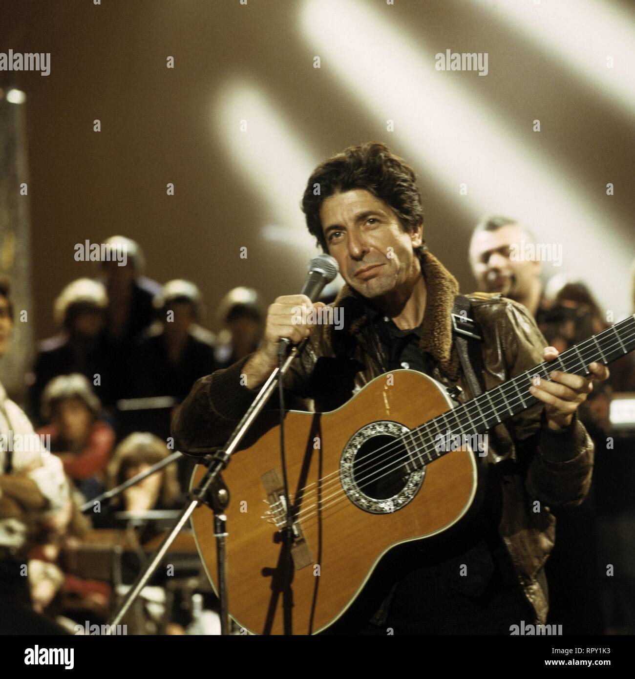 LEONARD COHEN with guitar (1979) / Überschrift: LEONARD COHEN Stock Photo -  Alamy