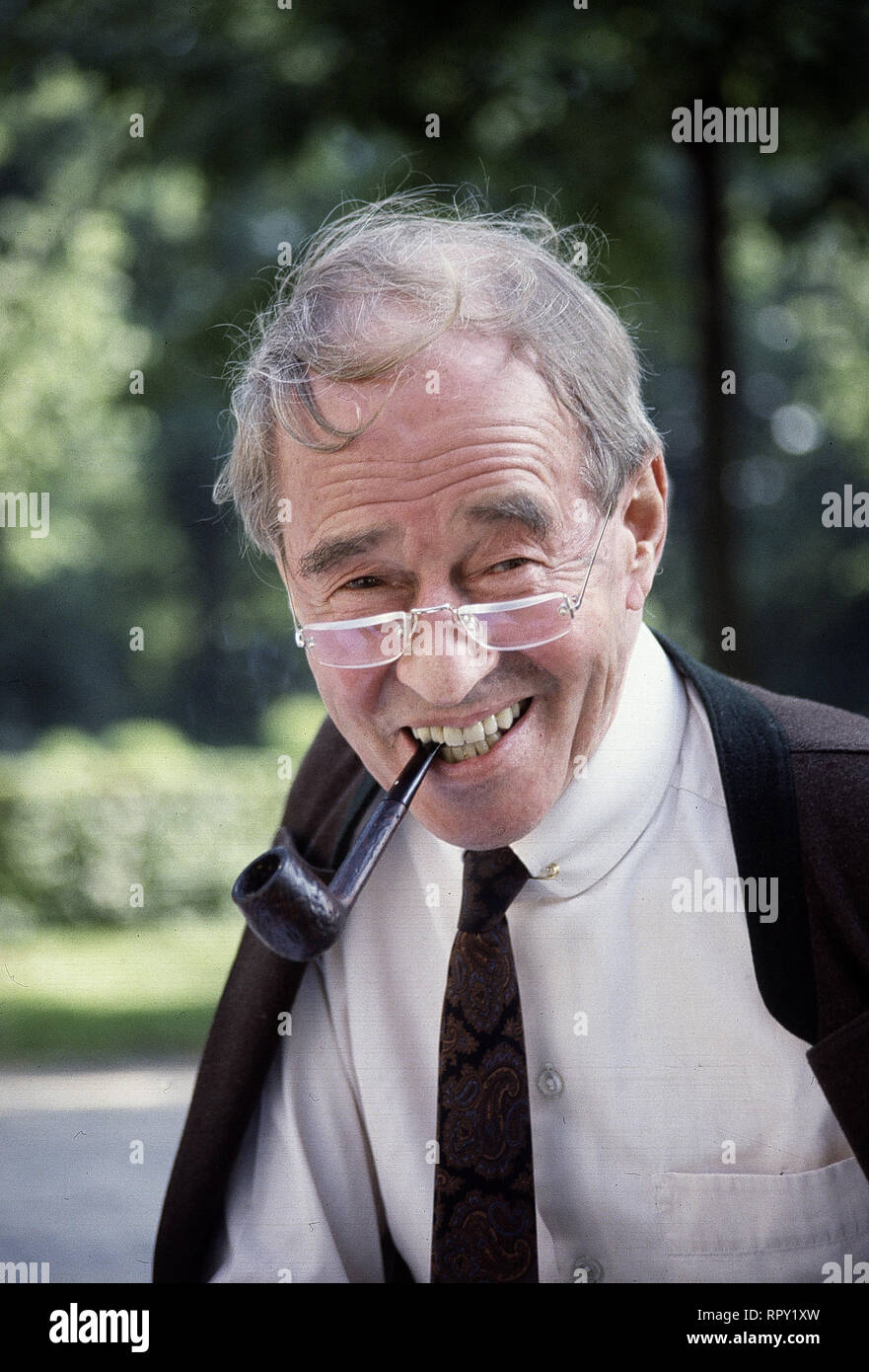 NIEMAND TAUGT OHNE FREUDE / BRD / Dagmar Knöpfel Deutscher Dokumentarfilm von 2001 zum 80. Geburtstag von FRANZ SEITZ. P/Se / Überschrift: NIEMAND TAUGT OHNE FREUDE / BRD Stock Photo