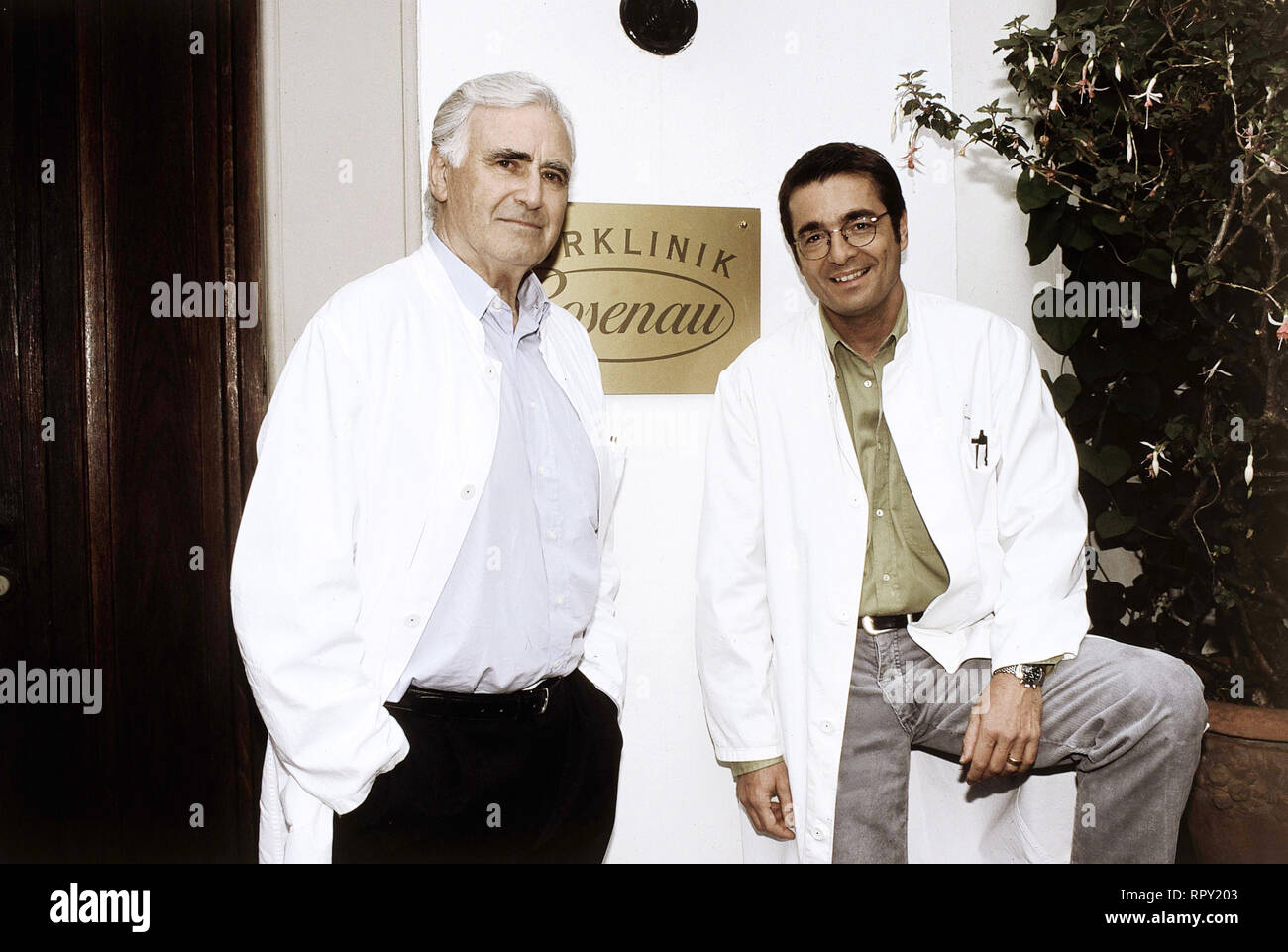 KURKLINIK ROSENAU / Deutschland 1995 / Hermann Zschoche KARL MICHAEL VOGLER (Prof. Bernhardt) und STEFAN GUBSER (Dr.Tannert) EM / Überschrift: KURKLINIK ROSENAU / Deutschland 1995 Stock Photo