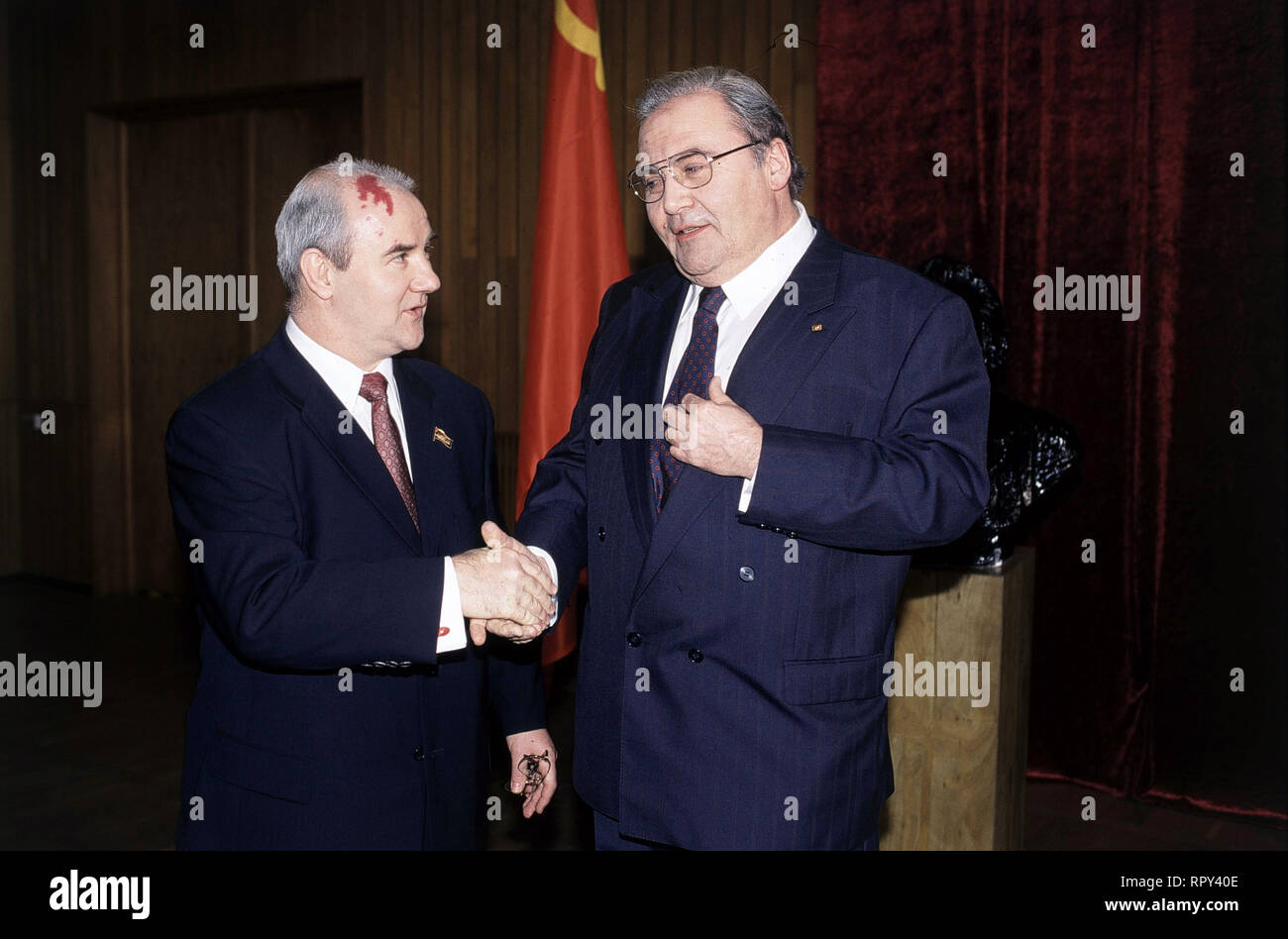 DEUTSCHLANDSPIEL / Teil 2: Eilig Vaterland! BRD 2000 / Hans-Christoph Blumenberg Helmut Kohl (LAMBERT HAMEL, r.) und Michail Gorbatschow (UDO SAMEL) im Konferenzraum im Kreml:. Gorbatschow glaubt, daß es zwischen der Sowjetunion, der Bundesrepublik Deutschland und der DDR keine Meinungsunterschiede über die deutsche Einheit gibt ... 44111 / Überschrift: DEUTSCHLANDSPIEL / BRD 2000 Stock Photo