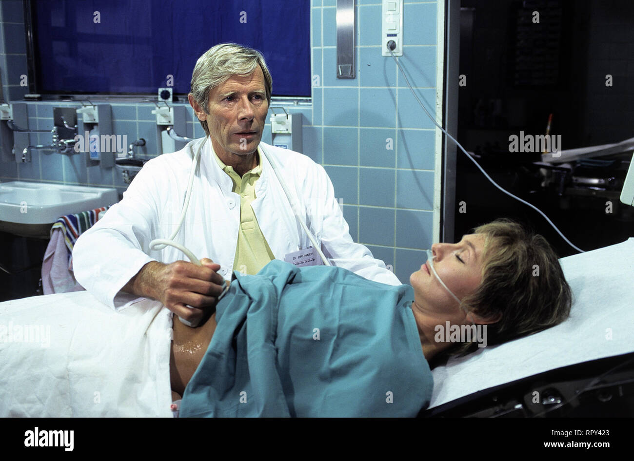 KURKLINIK ROSENAU / Der lange Abschied Deutschland 1996 / Herrmann Zschoche Szene: Dr. Brunner (HORST JANSON) untersucht die an Leukämie erkrankte Gaby Warburg (WOOKIE MAYER). EM / Überschrift: KURKLINIK ROSENAU / Deutschland 1996 Stock Photo