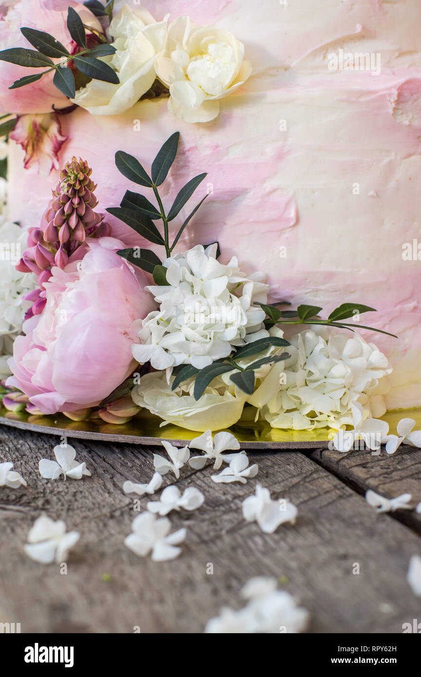 Wedding cake decorated rose petals hi-res stock photography and images ...