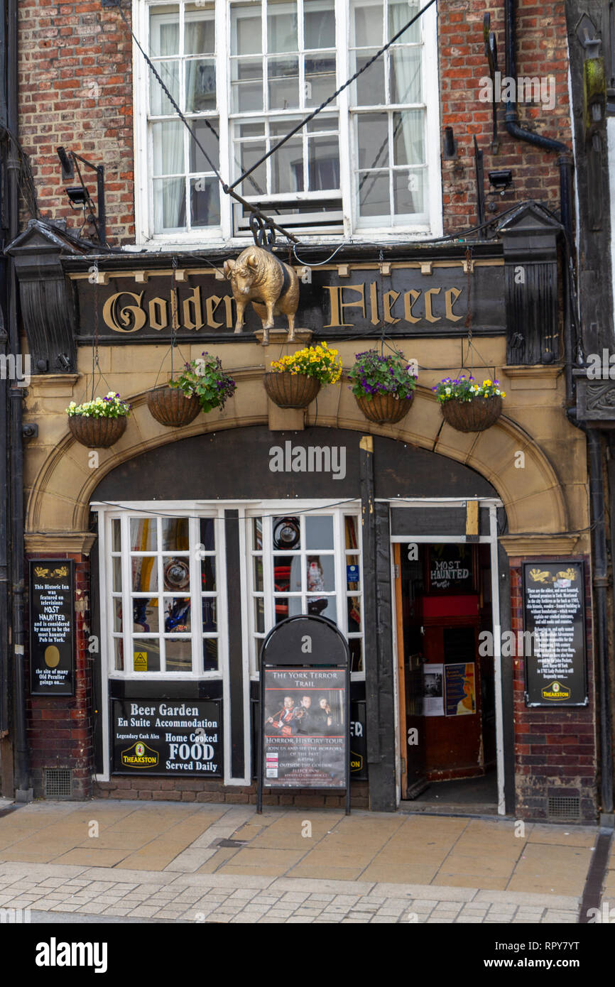 The Golden Fleece public house, York's most haunted pub, in the City of  York, Yorkshire, UK Stock Photo - Alamy