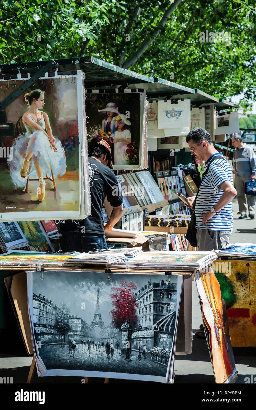 Shoppers and souvenir vendors, Paris, France Stock Photo Alamy