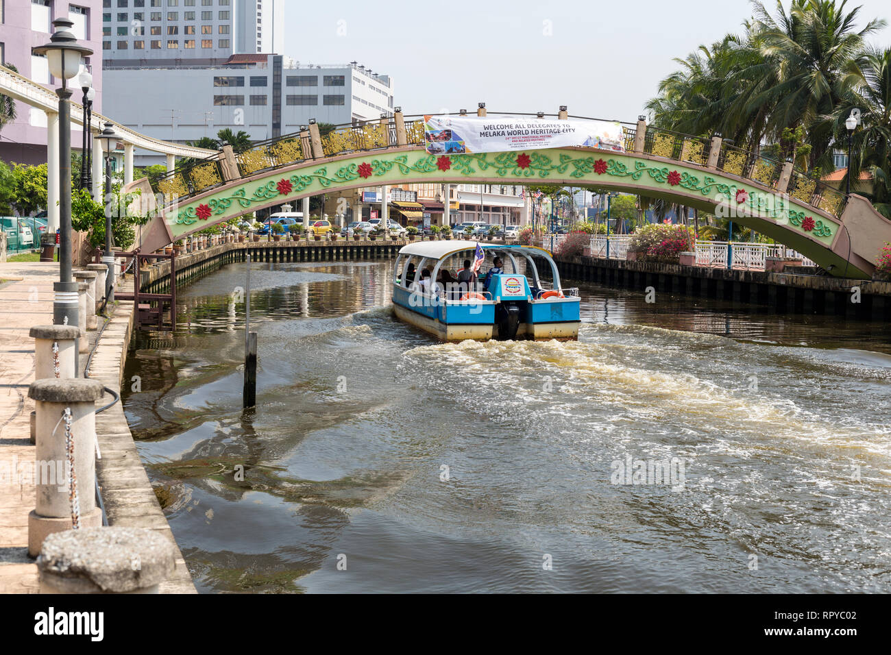 River Cruise Boat on the Melaka River, Pedestrian Bridge at Kampung Morten.  Melaka, Malaysia. Stock Photo