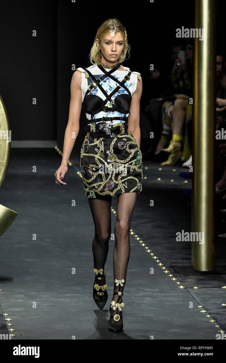 Samengesteld Buitenland Ga lekker liggen Milan, Italy. 22nd Feb, 2019. 2020. Versace Fashion Show In the photo:  Stella Maxwell Credit: Independent Photo Agency/Alamy Live News Stock Photo  - Alamy