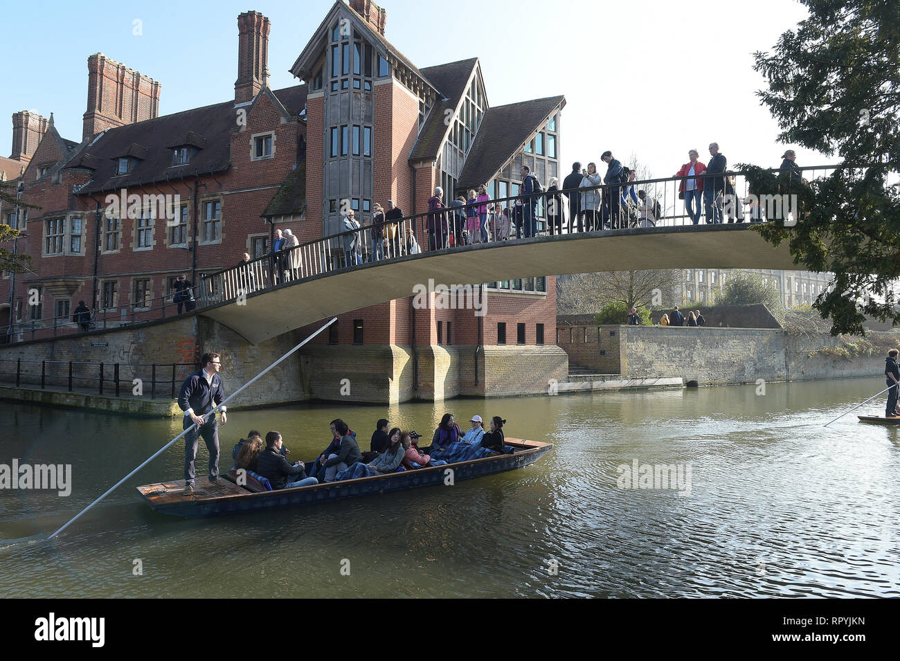 Cambridge, UK. 23rd Feb 2018. As most of the UK basks in near record breaking February temperatures visitors to Cambridge make the most of the weather by taking to punts on the Cities famous Rivers. Credit: MARTIN DALTON/Alamy Live News Stock Photo