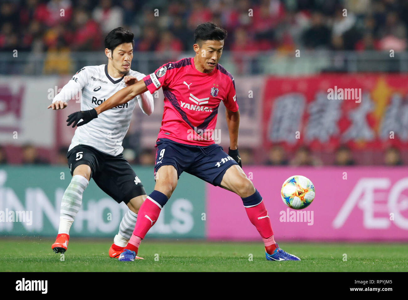 Osaka, Japan. 22nd Feb, 2019. (L to R) Hotaru Yamaguchi (Vissel), Ken ...