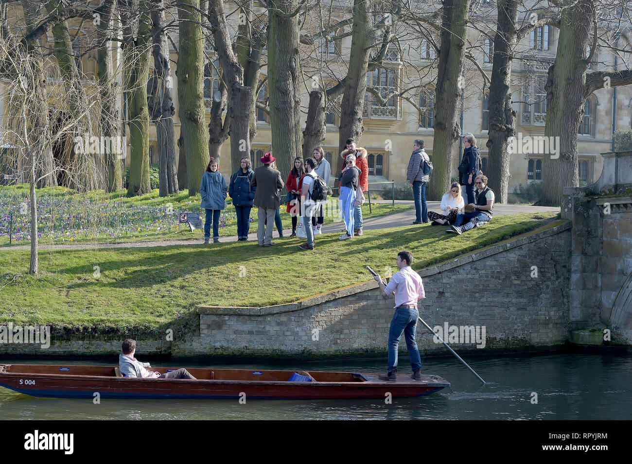 Cambridge, UK. 23rd Feb 2018. As most of the UK basks in near record breaking February temperatures visitors to Cambridge make the most of the weather by taking to punts on the Cities famous Rivers. Credit: MARTIN DALTON/Alamy Live News Stock Photo