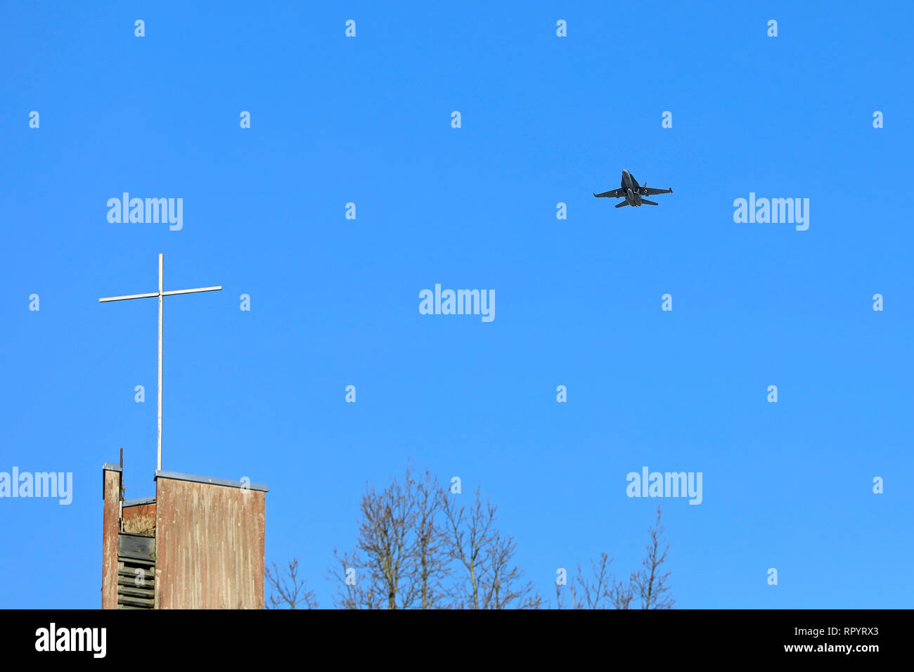 Salo, Finland – February 23, 2019: Finnish Air Force combat jet McDonnell Douglas F/A-18 Hornet flyby and Missing man manoeuvre over Helisnummi Cemetery Chapel in honor of Salo War Veteran, fighter pilot Martti Lehtovaara, deceased at 98. Image credit: Taina Sohlman/Alamy Live News Stock Photo