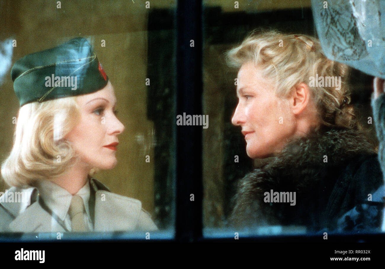 MARLENE / Deutschland 2000 / Joseph Vilsmaier MARLENE Marlene Dietrich zwischen 1930 und 1940, zwischen Berlin und Hollywood, zwischen den Rollen als Ehefrau, Liebhaberin und Weltstar. Glanzvoll und bewegend zeichnet Vilsmaier - frei den historischen Begebenheiten folgend - die Lebensstationen Marlenes nach. New York, Mitte der 70er Jahre: Marlene steht für ihr Abschiedskonzert ein letztes Mal auf der Bühne und erinnert sich: an das Berlin der späten 20er Jahre, an den Film 'Der blaue Engel' und an ihren Entdecker und Liebhaber Joseph von Sternberg... Foto: KATJA FLINT(Marlene), SUZANNE VON BO Stock Photo