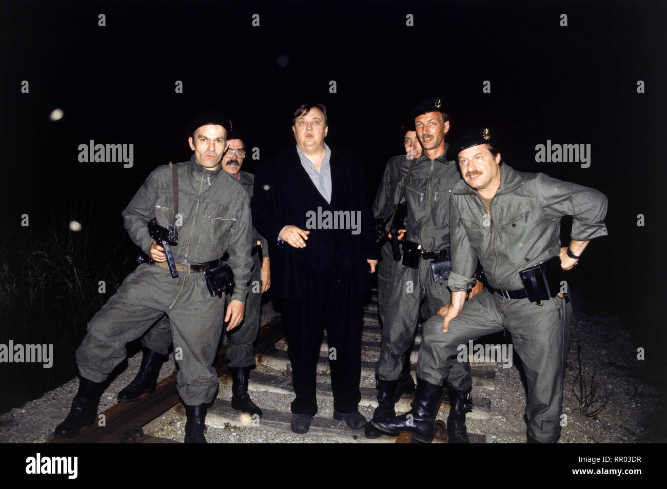 DAS PHANTOM - DIE JAGD NACH DAGOBERT / Kriminalfilm Deutschland 1994 / Roland Suso Richter Kommissar Paule Pietsch (DIETER PFAFF, Mitte) leitet die Fahndung nach Dagobert und bespricht mit dem Einsatzkommando die Geldübergabe an den Erpresser. 38277 / Überschrift: DAS PHANTOM - DIE JAGD NACH DAGOBERT / Deutschland 1994 Stock Photo