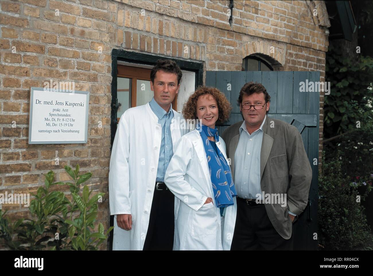 DER LANDARZT - X. STAFFEL / D 2000 / Klaus Gendries Bild: TIMOTHY PEACH (Dr. Kasperski), KARINA THAYENTHAL (Jutta), WALTER PLATHE (Dr. Teschner) # / Überschrift: DER LANDARZT - X. STAFFEL / D 2000 Stock Photo