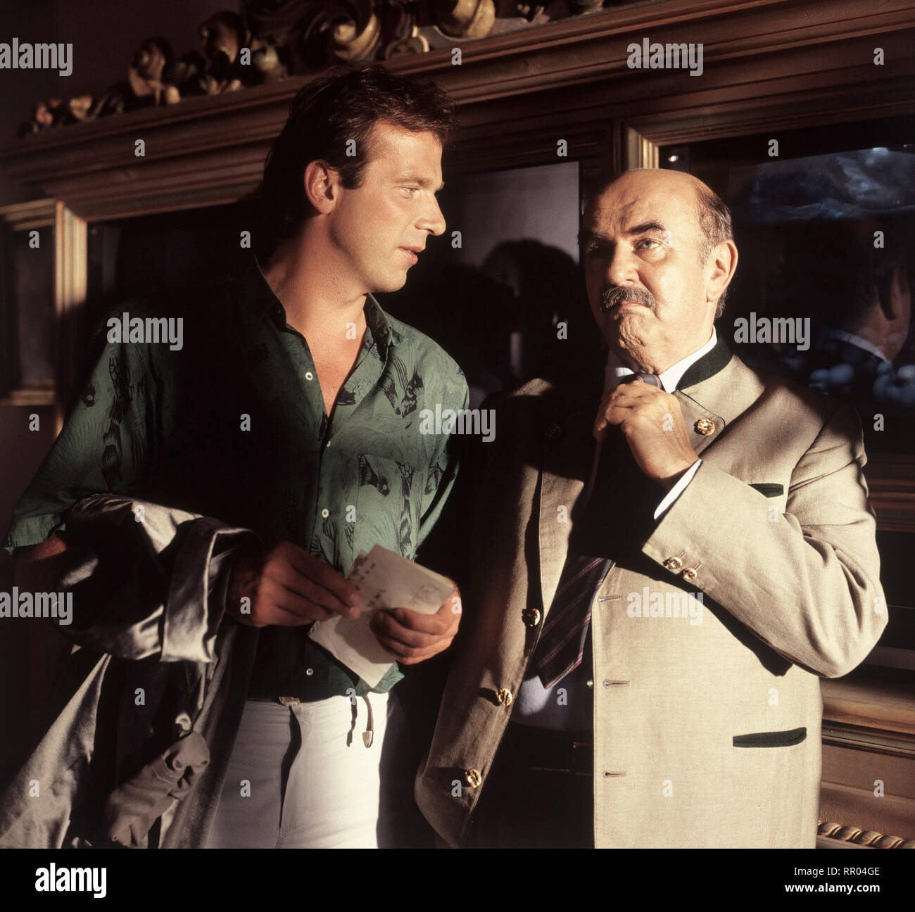 DER SCHWAMMERLKÖNIG / 1. Mal eng - mal breit / Rüdiger Nüchtern WOLFGANG FIEREK ( Fritz Schwaiger) und WALTER SEDLMAYR ('Dädy' Schwaiger) 33539 / Überschrift: DER SCHWAMMERLKÖNIG Stock Photo