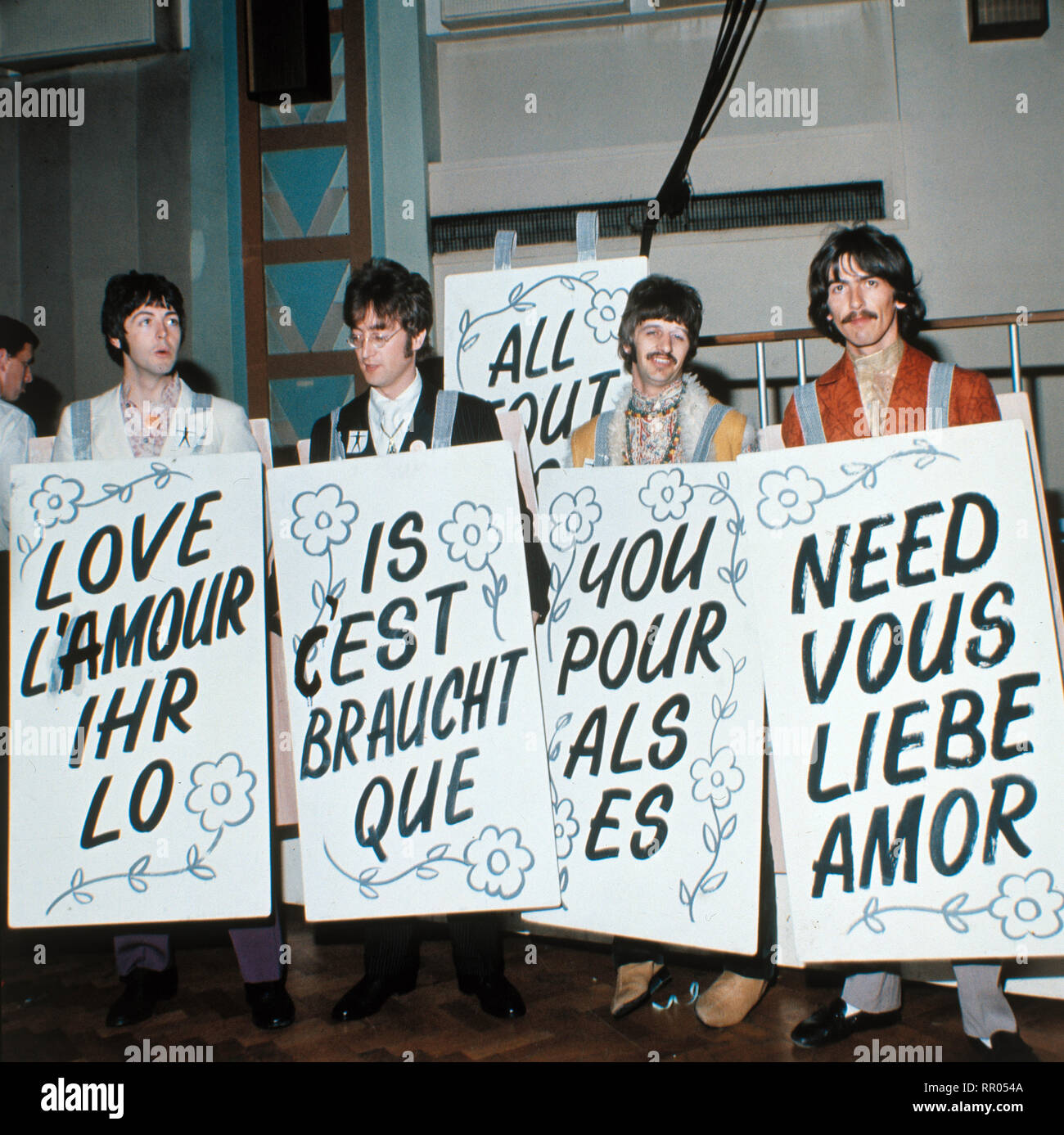THE BEATLES - Paul McCartney, John Lennon, Ringo Starr, George Harrison - präsentieren den Song: 'All You Need is Love', 1967 / Überschrift: THE BEATLES Stock Photo