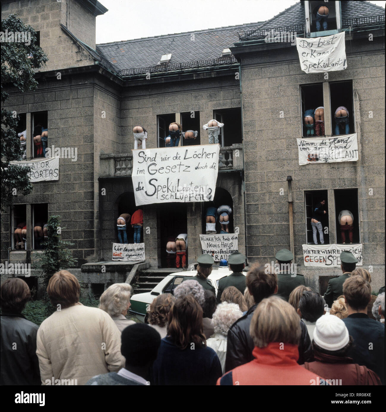 TAPETENWECHSEL / BRD 1986 / Gabriele Zerhau AUS PROTEST WIRD EIN HAUS BESETZT. Szene aus dem Fernsehfilm 'Tapetenwechsel', 1986. 32885/# / Überschrift: TAPETENWECHSEL / BRD 1986 Stock Photo