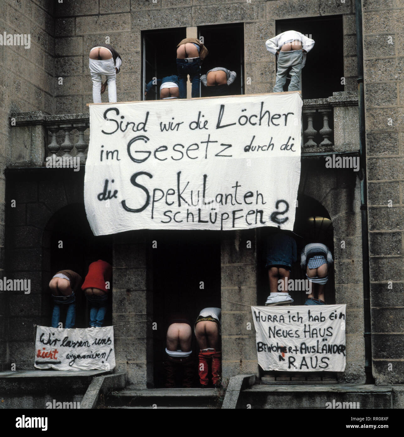 TAPETENWECHSEL / BRD 1986 / Gabriele Zerhau AUS PROTEST WIRD EIN HAUS BESETZT. Szene aus dem Fernsehfilm 'Tapetenwechsel', 1986. 32885/# / Überschrift: TAPETENWECHSEL / BRD 1986 Stock Photo