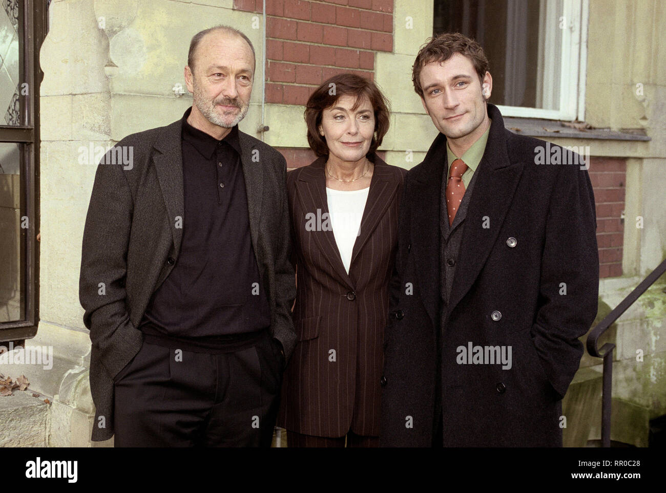 ZWEI SEITEN DER LIEBE  D 2002  Bodo Fürneisen  Dieter Martin (MIGUEL  HERZ-KESTRANEK), Carola Martin (THEKLA CAROLA WIED), Tobias Volperius  (HEIKKO DEUTSCHMANN)   Überschrift: ZWEI SEITEN DER LIEBE  D 2002 Stock  Photo - Alamy