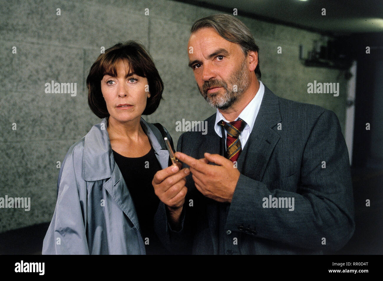 AUF EIGENE GEFAHR / Belästigungen / Szene mit Anna (THEKLA CAROLA WIED) und Erwin Peters (WALTER KREYE). - Folge: Belästigungen / Überschrift: AUF EIGENE GEFAHR Stock Photo