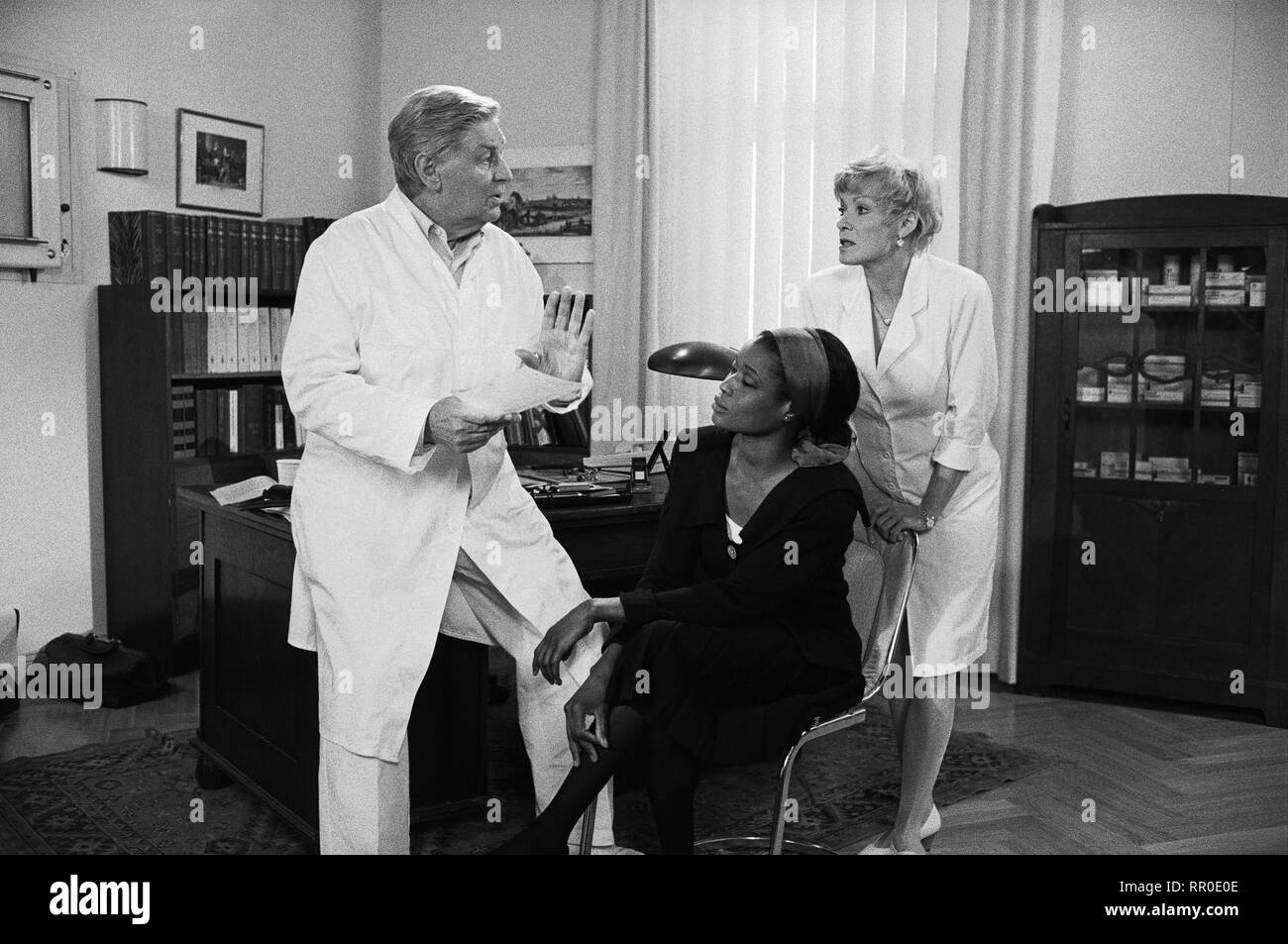 PRAXIS BÜLOWBOGEN / Alles brave Bürger hier D 1995 / Wolf Dietrich Szene mit Dr. Brockmann (GÜNTER PFITZMANN), Jenny Lippert (SHERI HAGEN) und Gabi KÜhler (ANITA KUPSCH) - Folge: Alles brave Bürger hier Regie: Wolf Dietrich aka. Alles brave Bürger hier / Überschrift: PRAXIS BÜLOWBOGEN / D 1995 Stock Photo