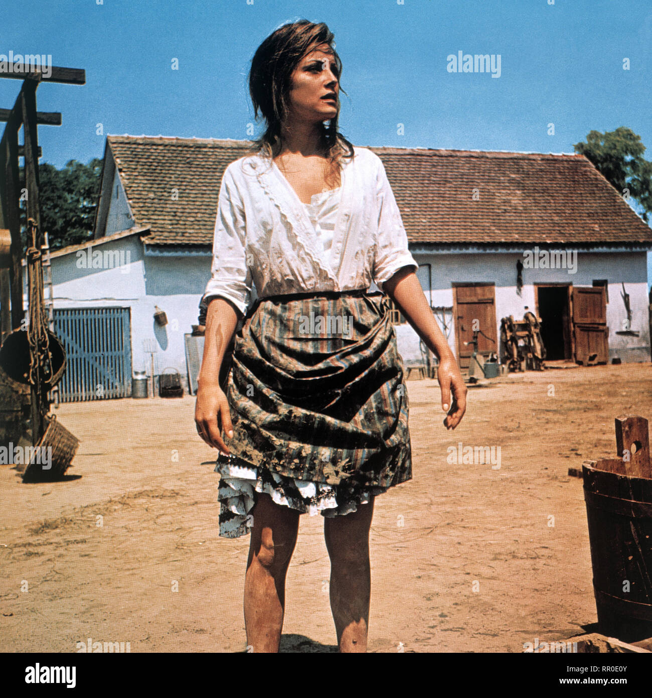 DIE 25. STUNDE / La 25ime heure / F 1966 / Henri Verneuil / Szene mit Susanna (VIRNA LISI). / Überschrift: DIE 25. STUNDE / F 1966 Stock Photo