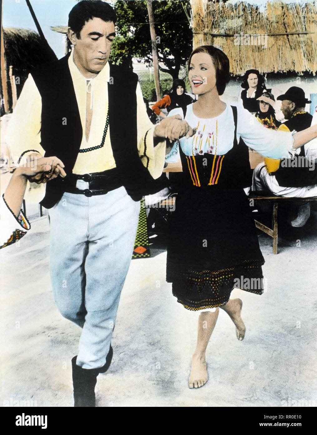 DIE 25. STUNDE / La 25ime heure / F 1966 / Henri Verneuil / Der Bauer Johann Moritz (ANTHONY QUINN) und seine Frau Susanna (VIRNA LISI). / Überschrift: DIE 25. STUNDE / F 1966 Stock Photo