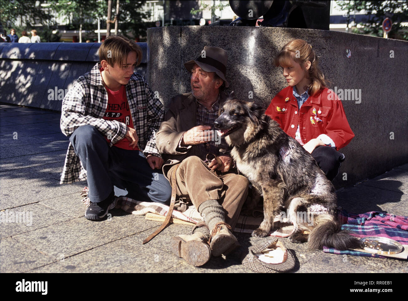 UNSER CHARLY / Ein Schwein namens Lore / D 1998 / Franz Josef Gottlieb / In der Fußgängerzone werden Sandra (SUSANNE SCHERBEL) und Johnny (SIGGI KAUTZ) auf den Obdachlosen Theo (HANS CLARIN) aufmerksam, der mit seinem Hund Oskar bettelt. Weil der Hund so vernachlässigt wirkt, bietet Sandra dem Penner kostenlose tierärztliche Betreuung an. - Folge: Ein Schwein namens Lore / Überschrift: UNSER CHARLY / D 1998 Stock Photo