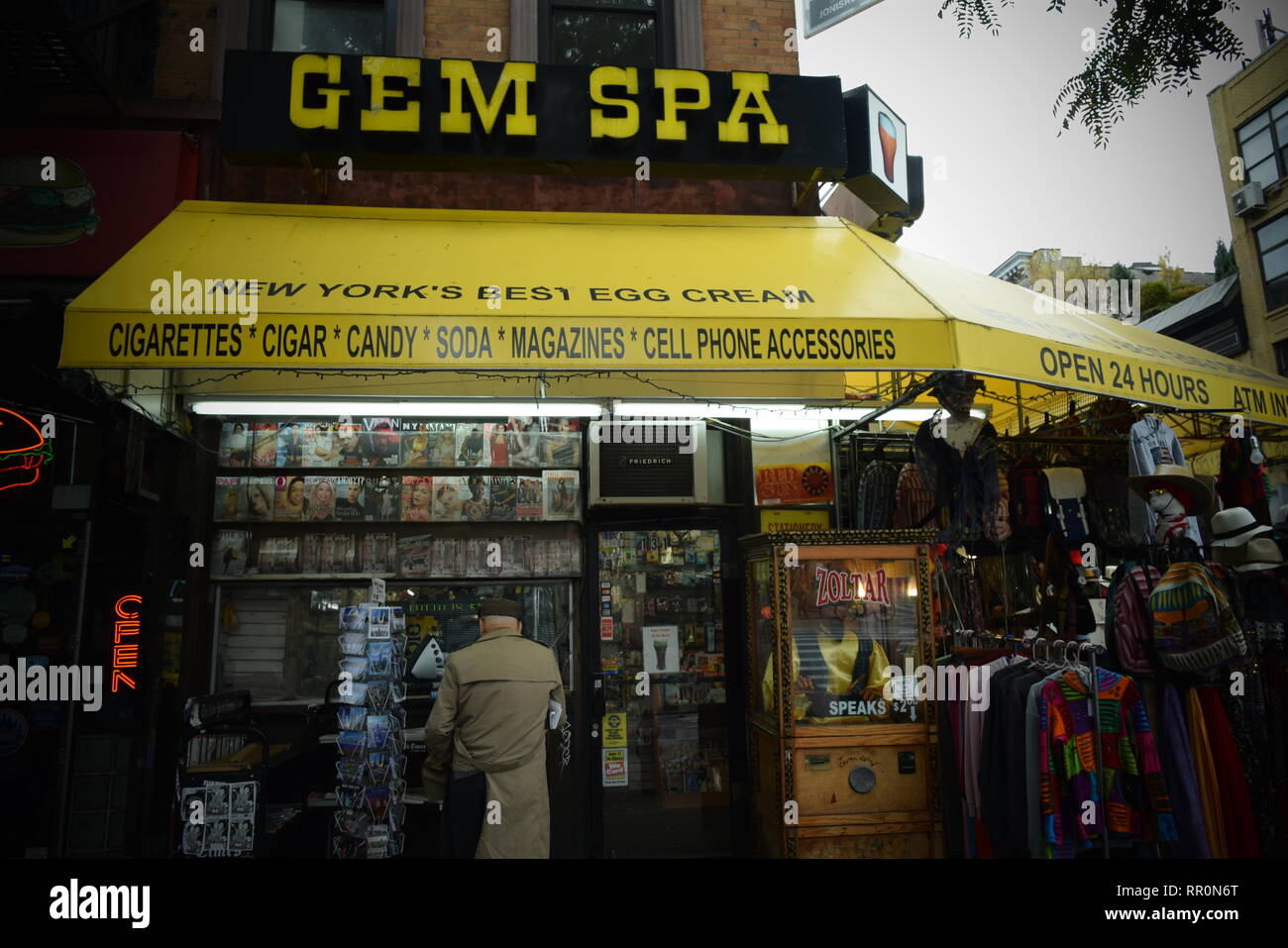 new-york-city-iconic-24-hour-shop-stock-photo-alamy