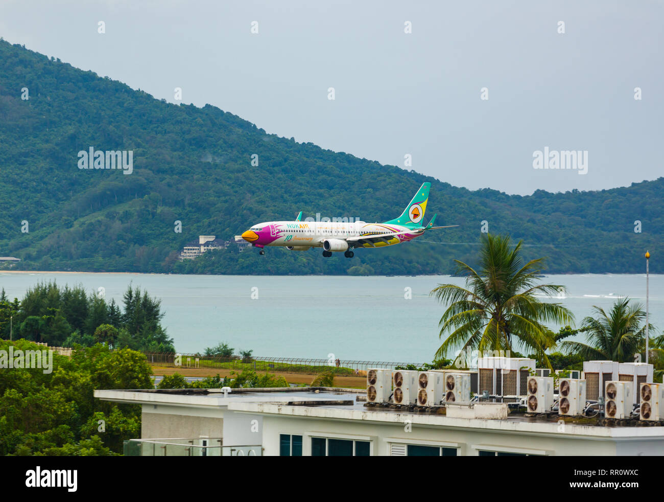 Boeing 737 Nok Air landing from the sea Stock Photo