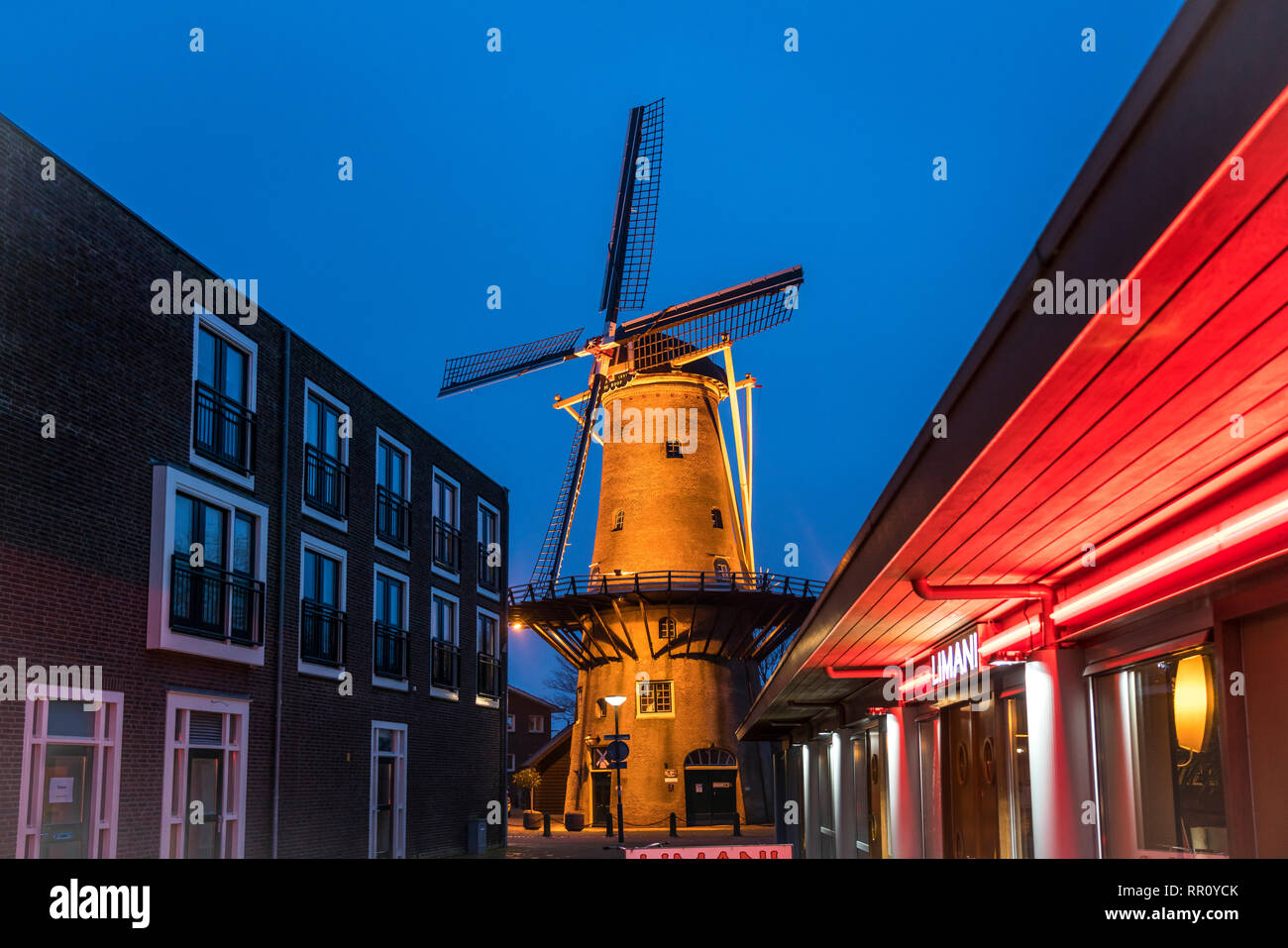 Windmühle De Hoop in derAbenddämmerung, Hellevoetsluis, Südholland, Niederlande  |  wind mill  De Hoop in Hellevoetsluis at dusk, South Holland, Nethe Stock Photo