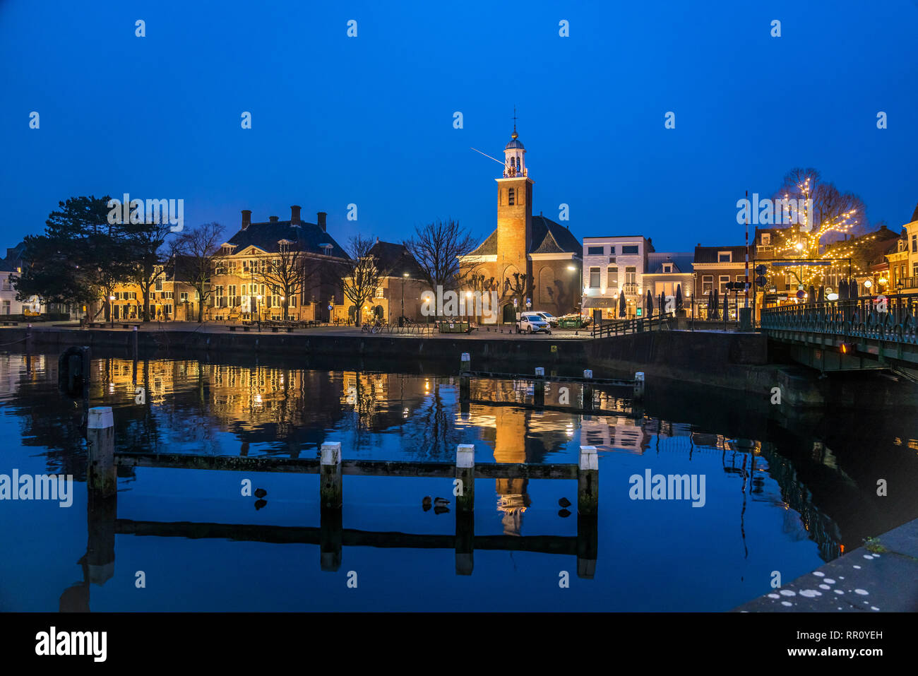Stadtansicht mit Hafen und Kirche Vestingkerk in derAbenddämmerung, Hellevoetsluis, Südholland, Niederlande | city view with harbour and church Vest Stock Photo