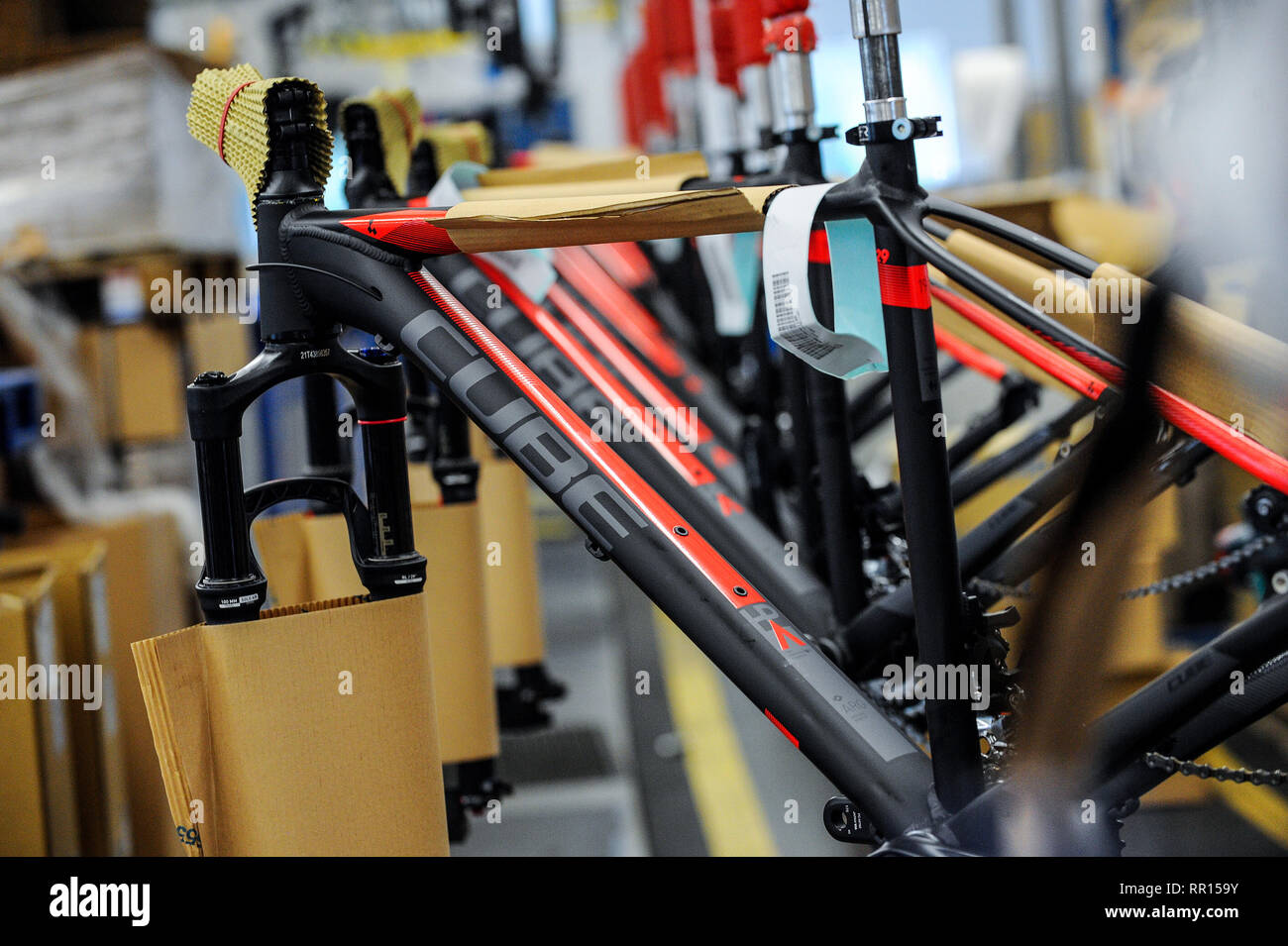 Assembly line at the Cube bicycle factory in Waldershof, Bavaria ... - Assembly Line At The Cube Bicycle Factory In WalDershof Bavaria Germany RR159Y