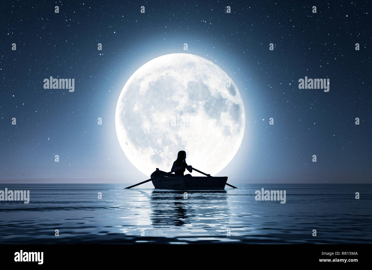 человек на луне. луна одиночество. необычная луна. одинокий человек и луна. ночное море и девушки.