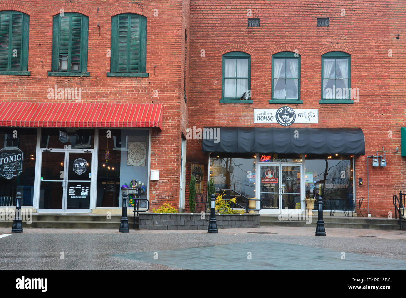 A rainy morning keeps shoppers away in the business district of historic downtown Wake Forest, North Carolina. Stock Photo