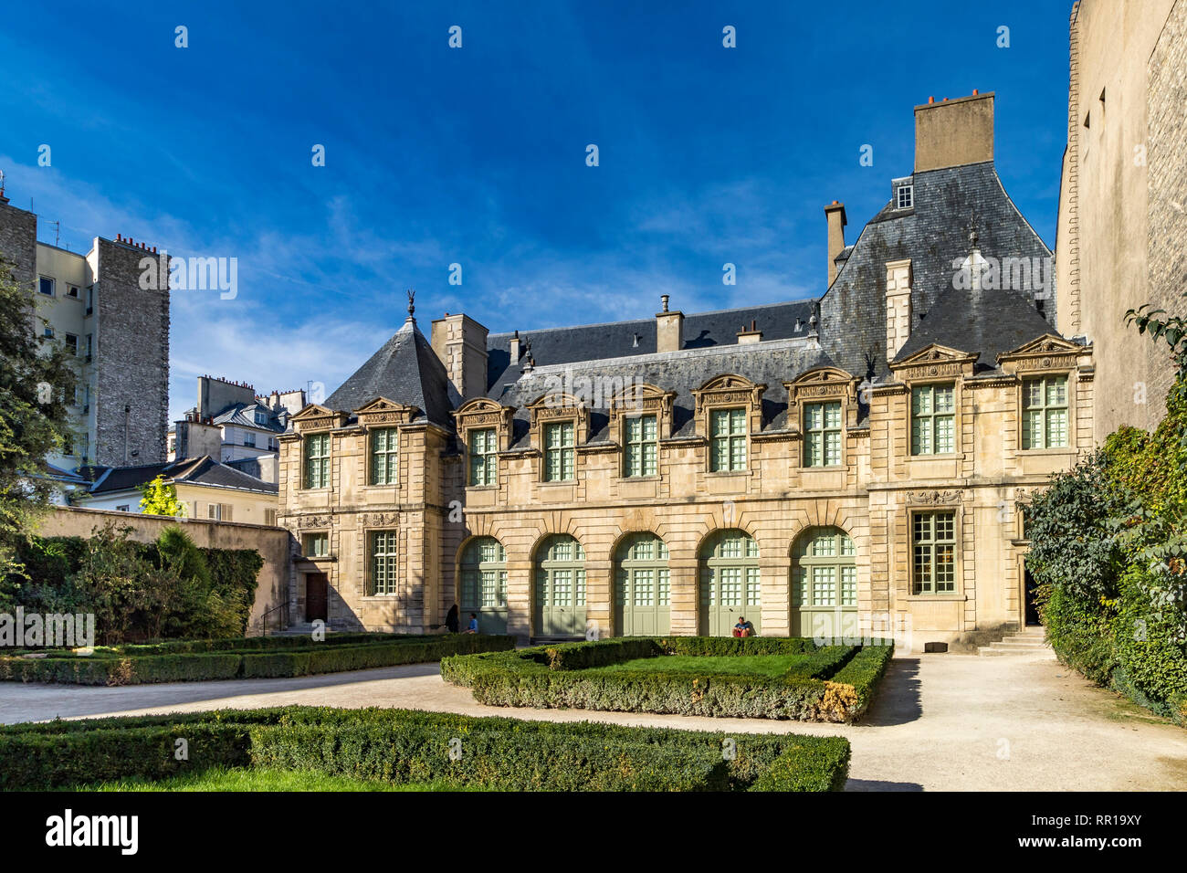 The beautiful grounds of the  Hôtel de Sully  a Louis XIII style  private mansion adjacent to Place des Vosges in the fashionable Le Marais district Stock Photo