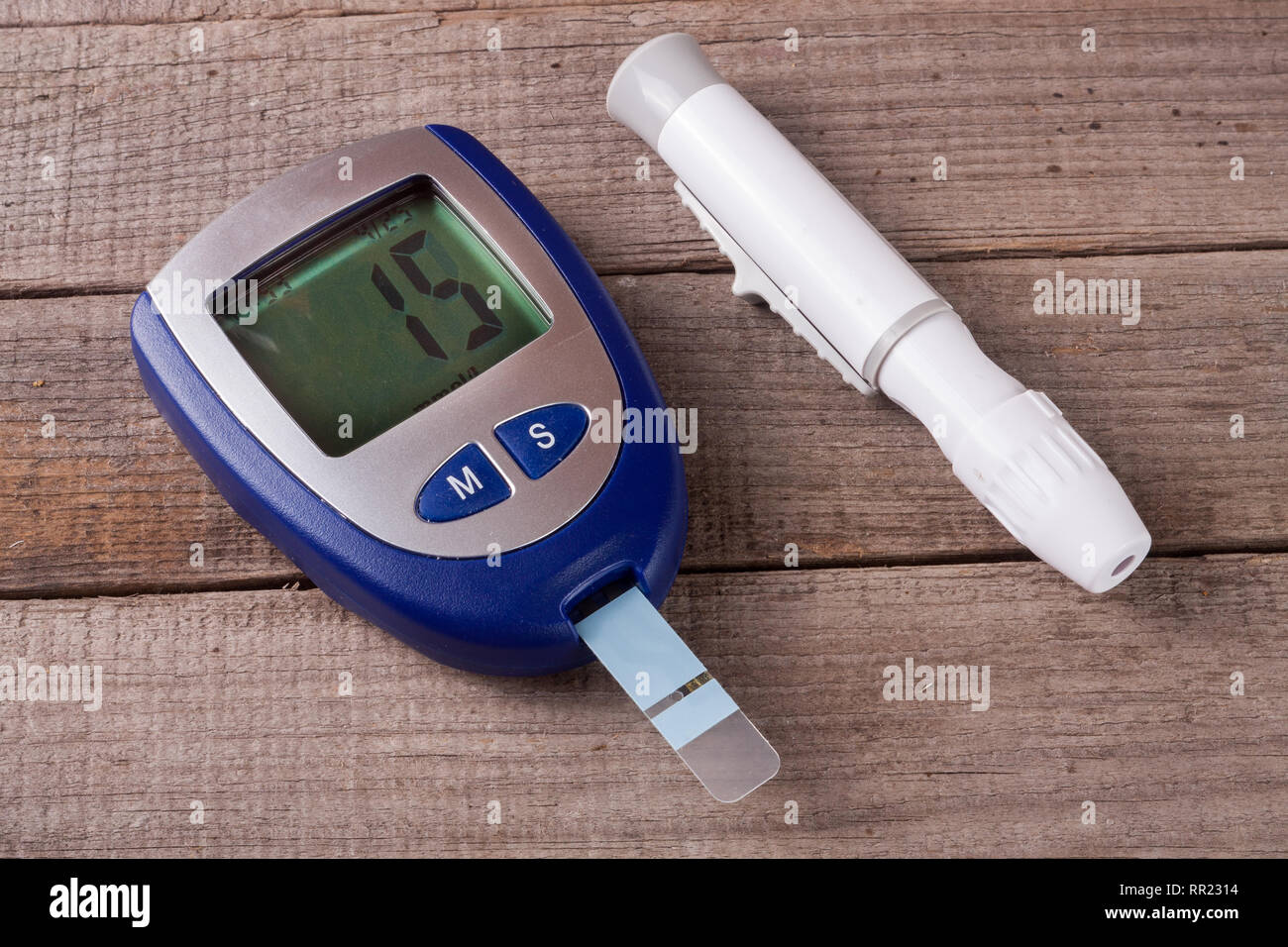 Studio shot of One Touch Ultra diabetes glucose meter and vial of test  strips Stock Photo - Alamy