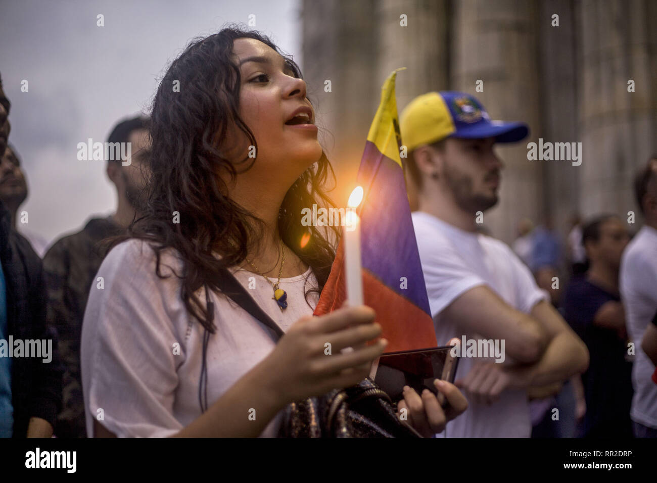 Buenos Aires, Federal Capital, Argentina. 23rd Feb, 2019. Venezuelan migrants residing in the City of Buenos Aires, Argentina, are concentrated in the Faculty of Law of the University of Buenos Aires to hold a vigil in support of Juan GuaidÃ³ and the humanitarian aid that he expects in the Venezuelan borders with Brazil and Colombia to enter to Venezuela amid heavy clashes between Venezuelan security forces and demonstrators. Credit: Roberto Almeida Aveledo/ZUMA Wire/Alamy Live News Stock Photo