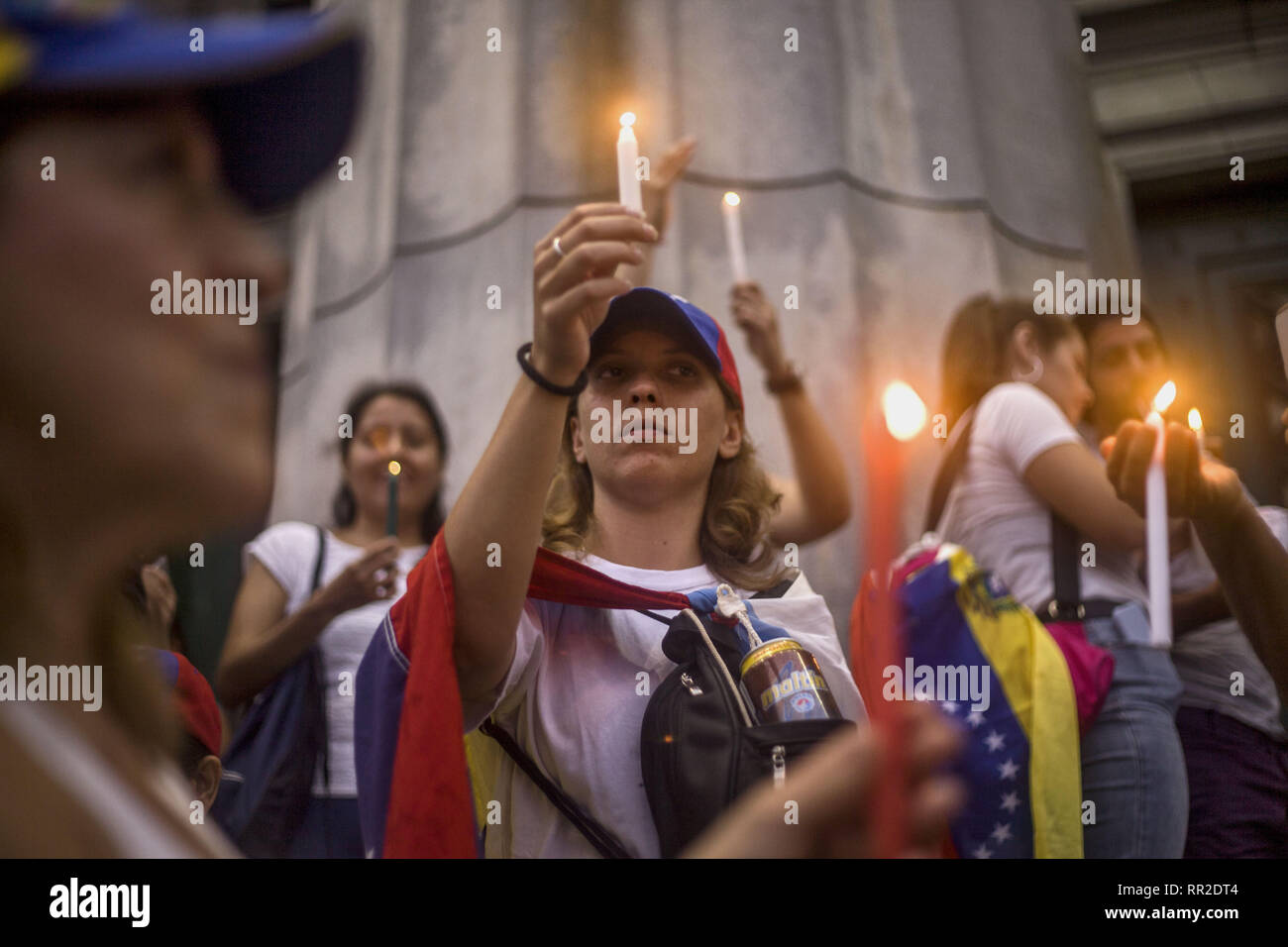 Buenos Aires, Federal Capital, Argentina. 23rd Feb, 2019. Venezuelan migrants residing in the City of Buenos Aires, Argentina, are concentrated in the Faculty of Law of the University of Buenos Aires to hold a vigil in support of Juan GuaidÃ³ and the humanitarian aid that he expects in the Venezuelan borders with Brazil and Colombia to enter to Venezuela amid heavy clashes between Venezuelan security forces and demonstrators. Credit: Roberto Almeida Aveledo/ZUMA Wire/Alamy Live News Stock Photo