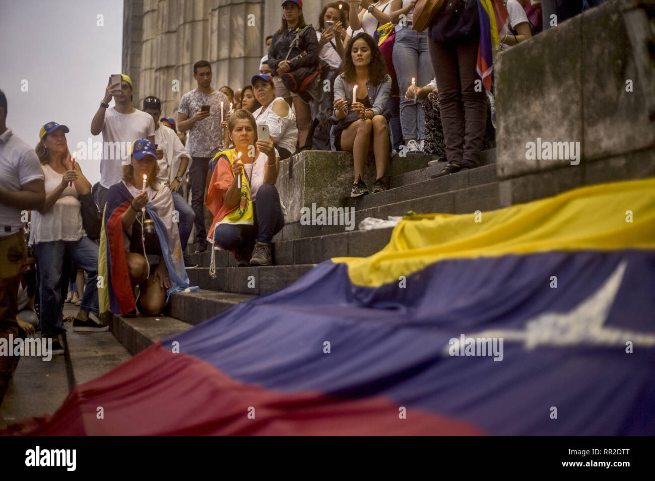 Buenos Aires, Federal Capital, Argentina. 23rd Feb, 2019. Venezuelan migrants residing in the City of Buenos Aires, Argentina, are concentrated in the Faculty of Law of the University of Buenos Aires to hold a vigil in support of Juan GuaidÃ³ and the humanitarian aid that he expects in the Venezuelan borders with Brazil and Colombia to enter to Venezuela amid heavy clashes between Venezuelan security forces and demonstrators. Credit: Roberto Almeida Aveledo/ZUMA Wire/Alamy Live News Stock Photo