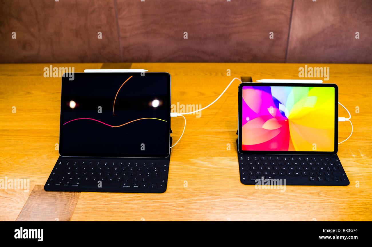 Paris France Nov 7 18 Comapring New Apple Ipad Pro Tablet 11 Vs 12 9 Inch With Face Id Neural Engine And Thin Completely Redesigned Body Stock Photo Alamy