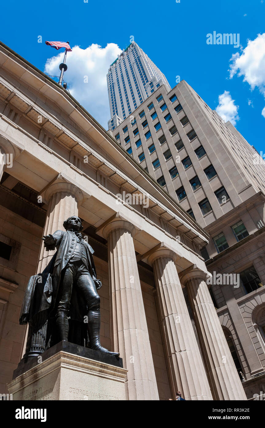 The statue of George Washington in front of the Federal Hall in Wall ...