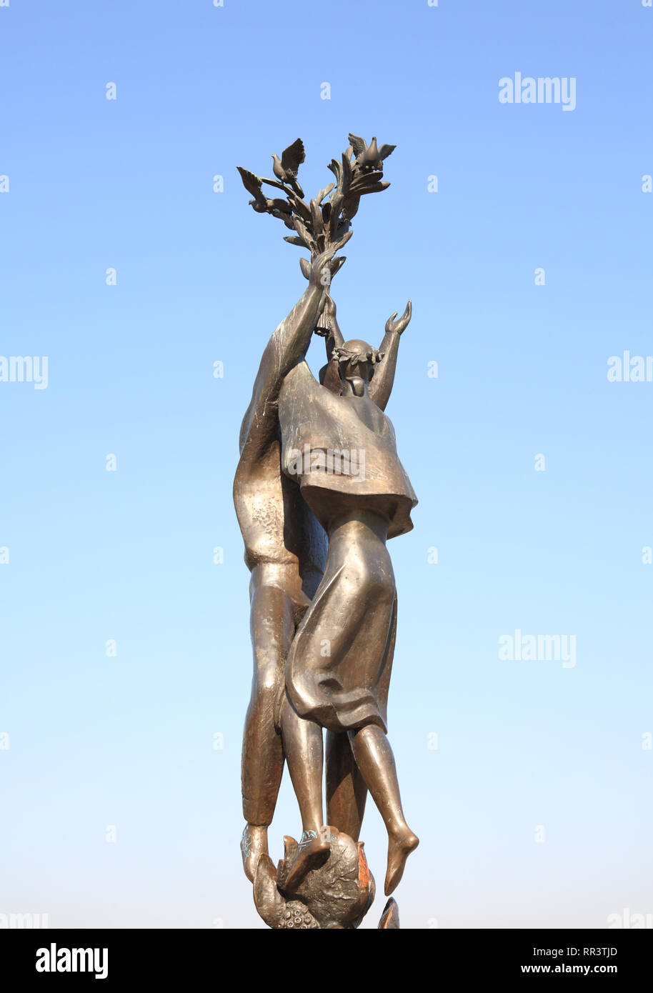 statue of men and women Stock Photo Alamy