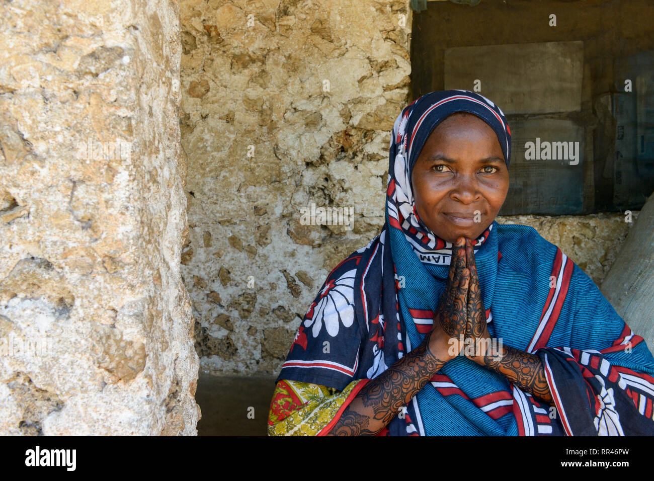 TANZANIA, Zanzibar, beautiful woman with Henna hand painting / schoene Frau  mit Henna Handbemalung Stock Photo - Alamy