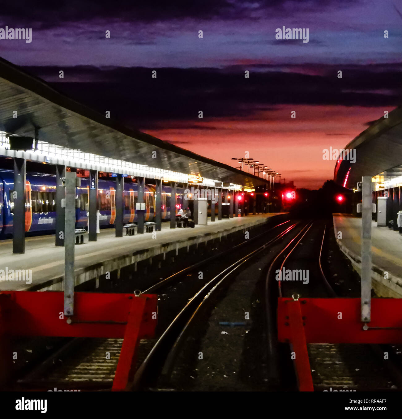 Sunrise over train tracks hi-res stock photography and images - Alamy