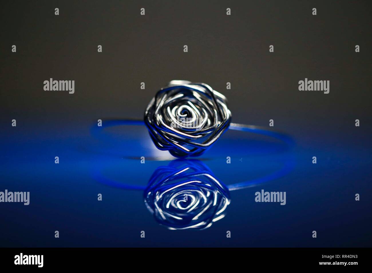 Wire art hi-res stock photography and images - Alamy